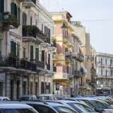 Giriamo ora su via Dieta di Bari, per andare poi a percorrere sulla sinistra via Michelangelo Signorile. Qui quattordici case vivaci e secolari si avvicendano con i loro tre piani su una distesa di automobili parcheggiate